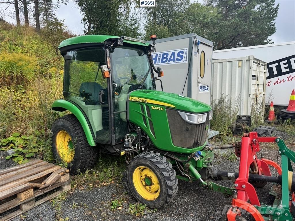 John Deere 3045R Tractoare