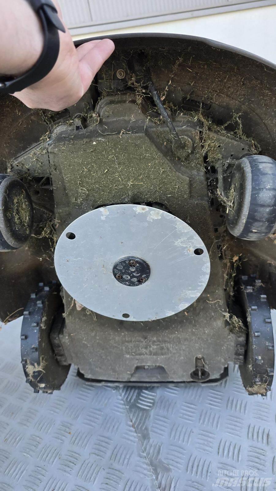 Husqvarna AM310 Utilaje întreţinere terenuri - Altele