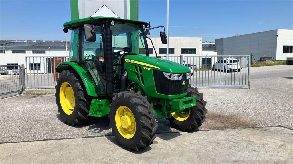 John Deere 5058E Tractoare
