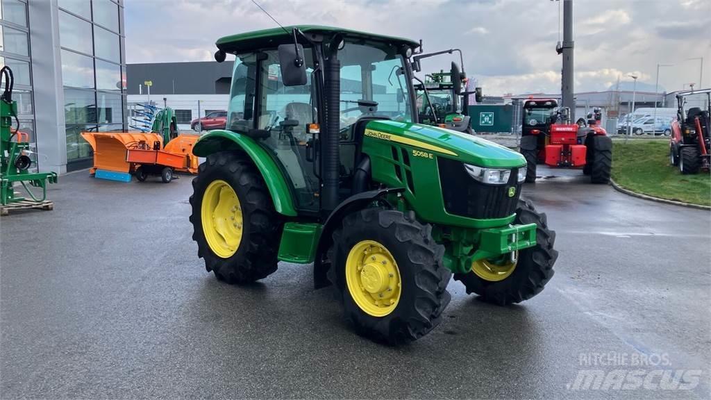 John Deere 5058E Tractoare
