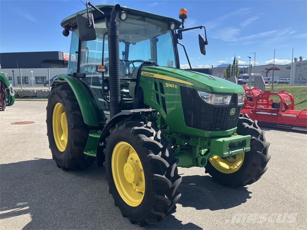 John Deere 5067E Tractoare