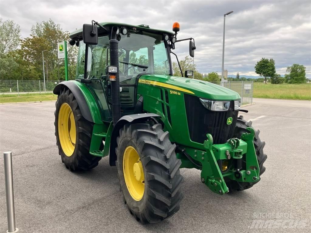 John Deere 5085M Tractoare
