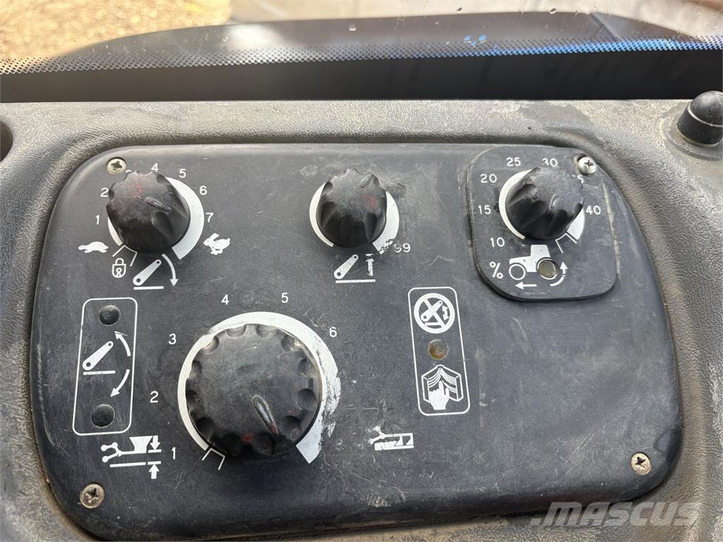 New Holland TS115 Tractoare