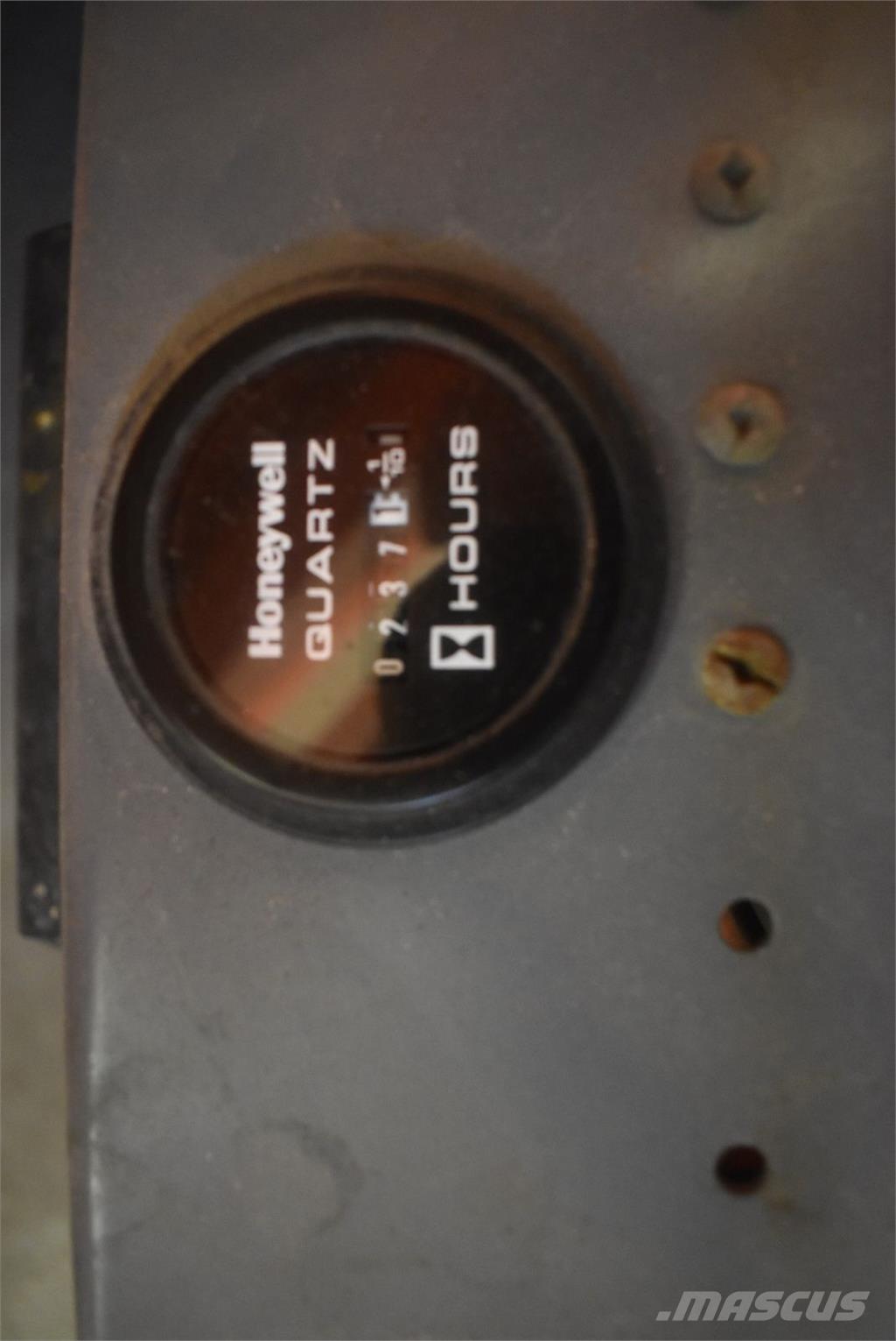 SkyJack SJ-III 3220 Nacele cu brat articulat