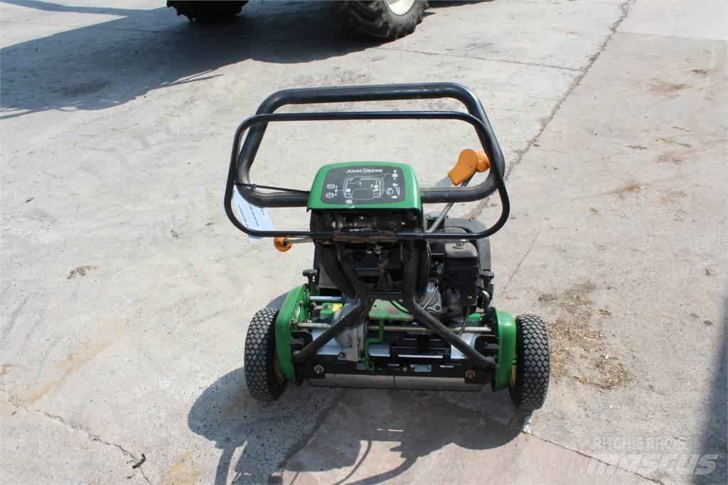 John Deere 220B Masini de tuns