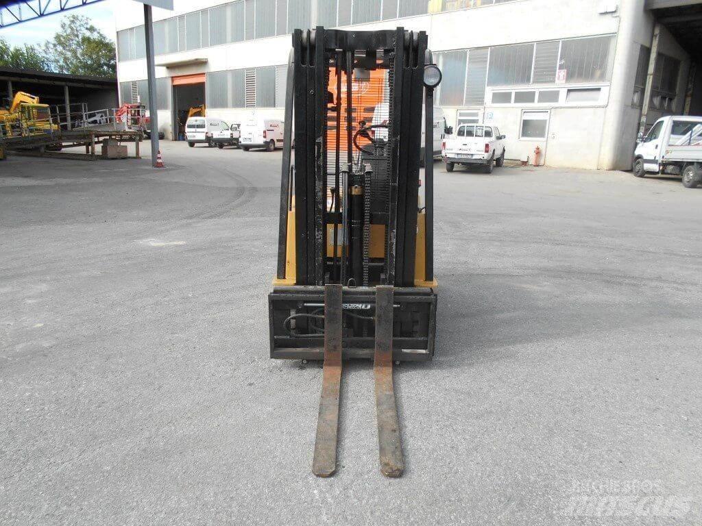 CAT F35 Stivuitor electric