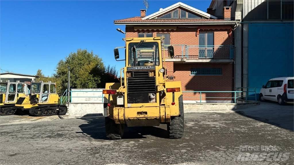 CAT IT28B Incarcator pe pneuri