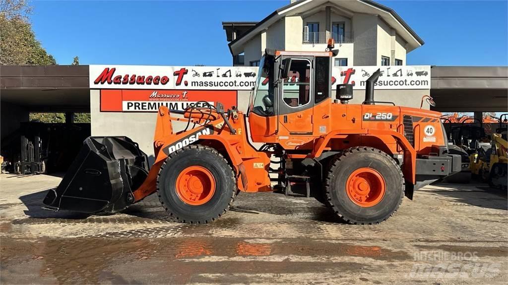 Doosan DL250 Incarcator pe pneuri