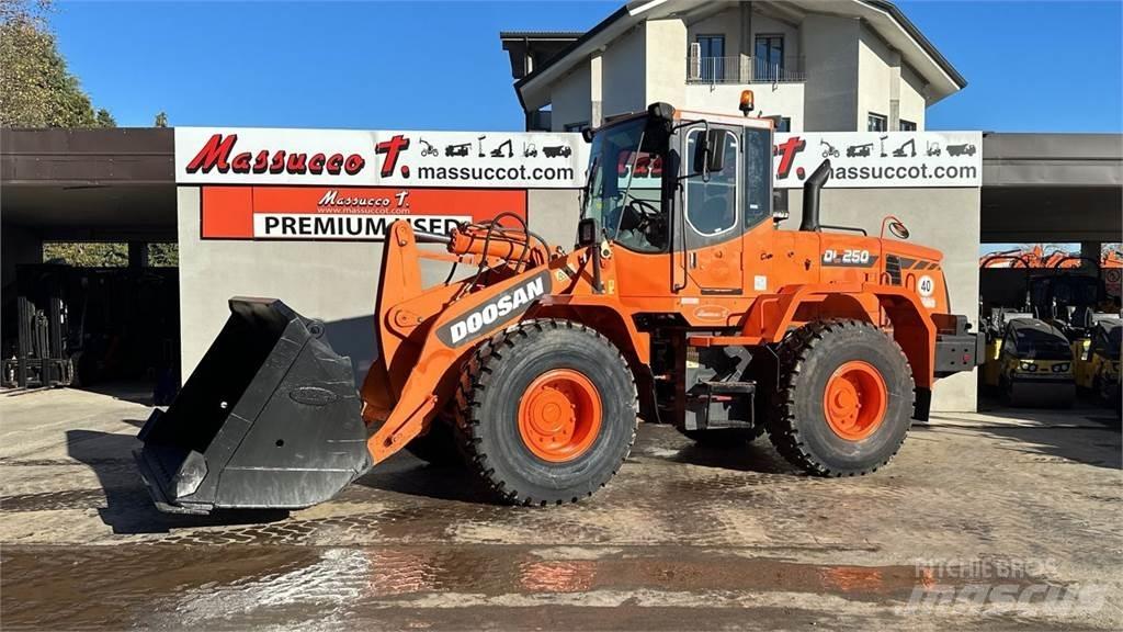 Doosan DL250 Incarcator pe pneuri