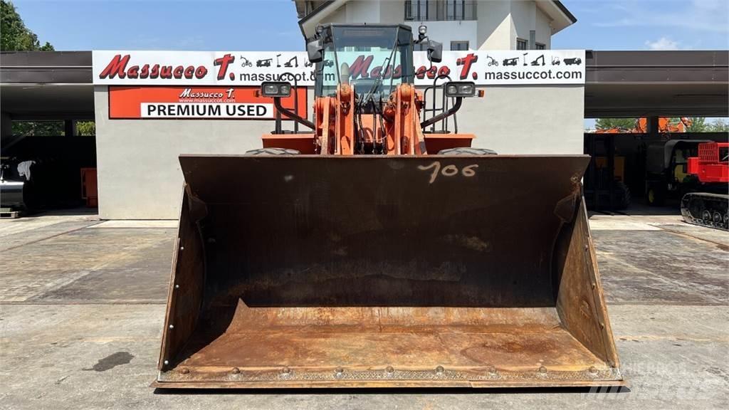 Hitachi ZW330 Incarcator pe pneuri