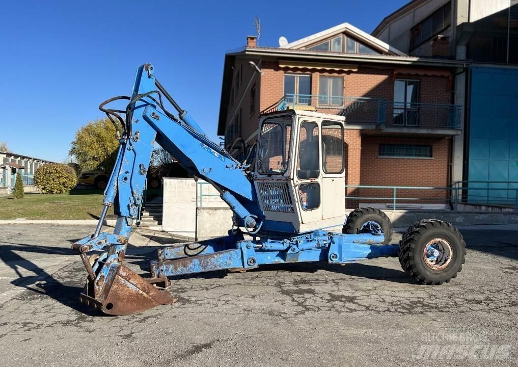  Kamo 3CX Excavatoare