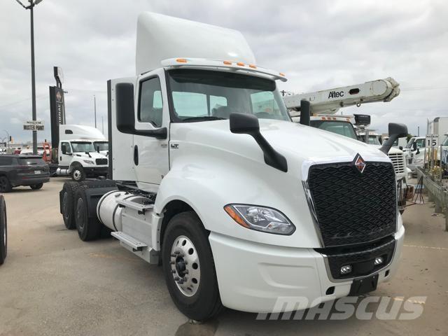 International LT Autotractoare