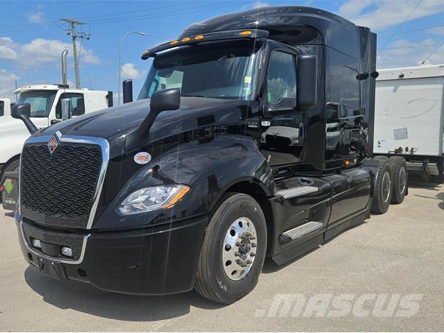 International LT Autotractoare