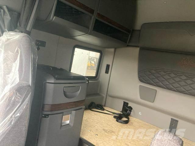 International LT Autotractoare
