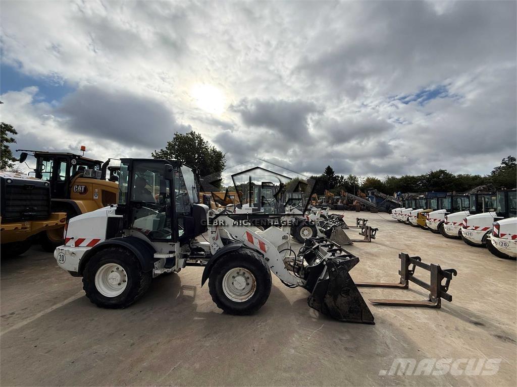 CAT 908M Incarcator pe pneuri
