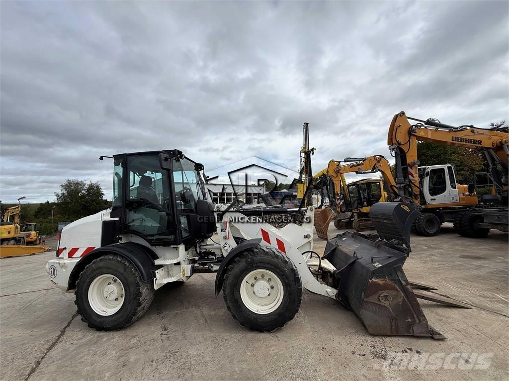 CAT 908M Incarcator pe pneuri