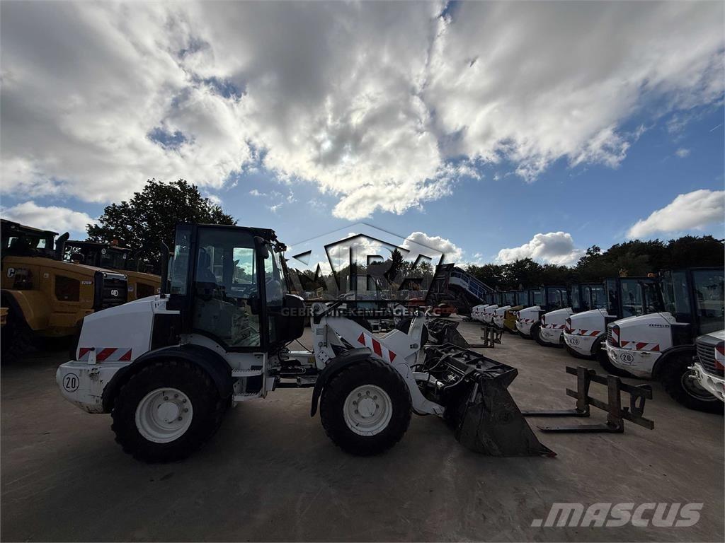 CAT 908M Incarcator pe pneuri