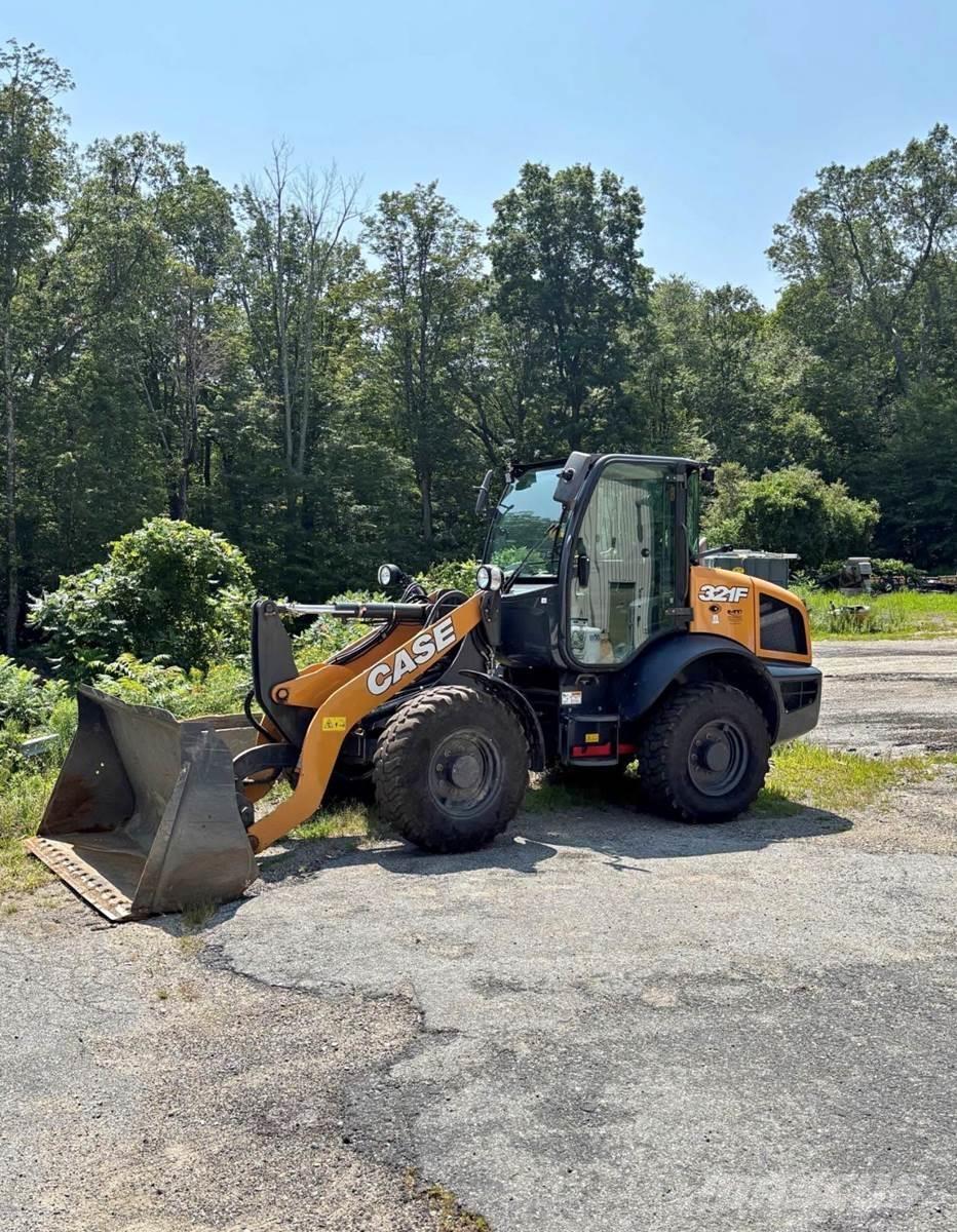 CASE 321F Incarcator pe pneuri