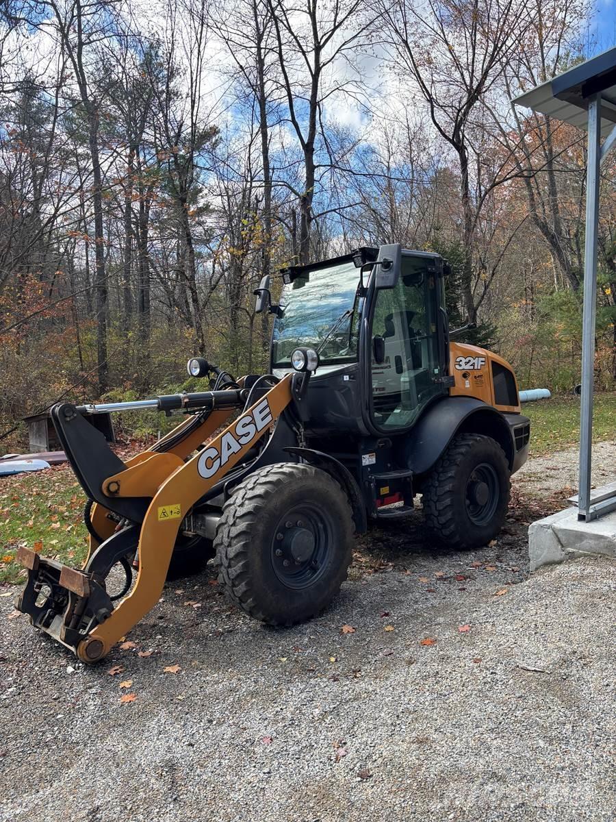 CASE 321F Incarcator pe pneuri