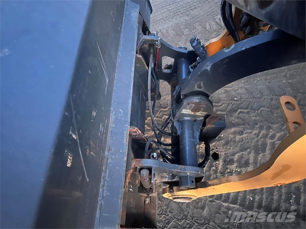 CASE 321F Incarcator pe pneuri