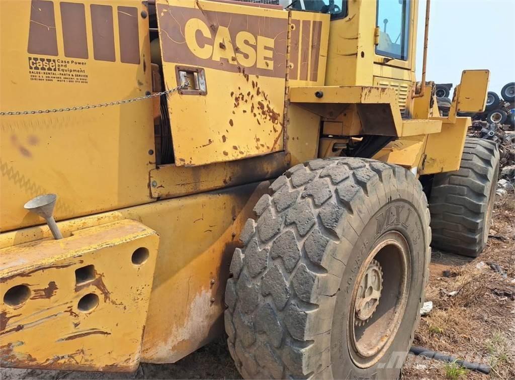 CASE 621 Incarcator pe pneuri