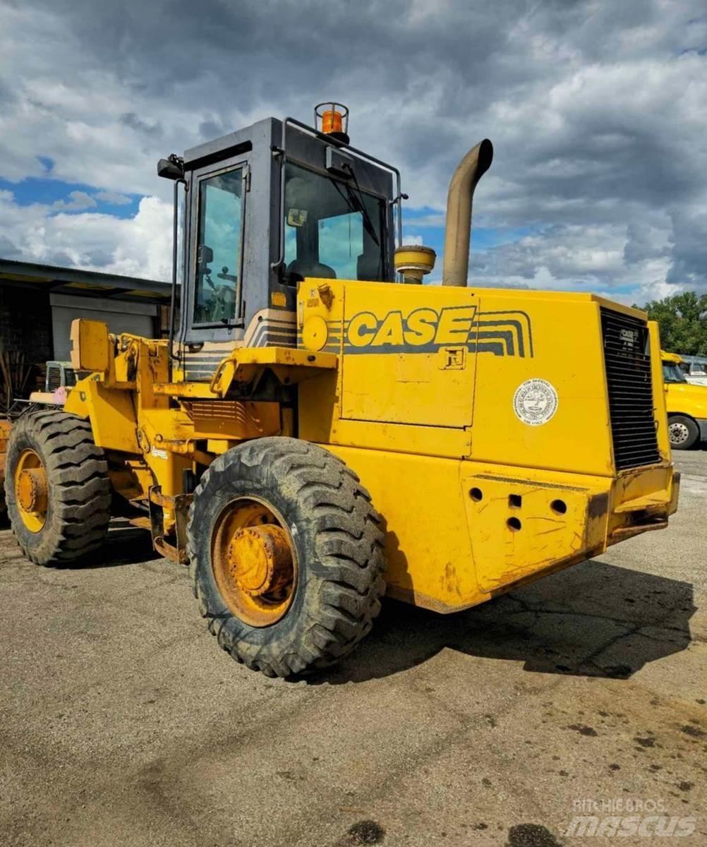CASE 621B Incarcator pe pneuri