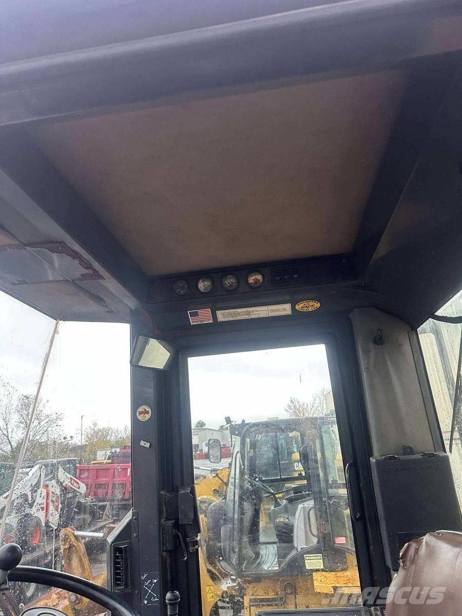 CASE 621B Incarcator pe pneuri