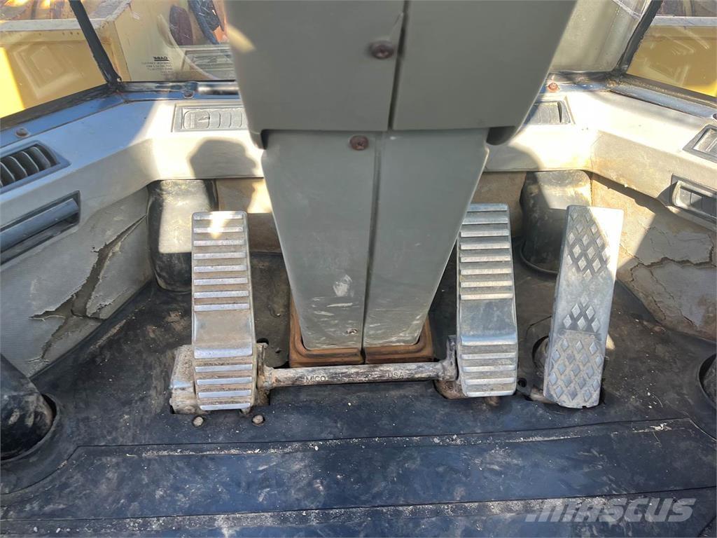 CASE 821C Incarcator pe pneuri