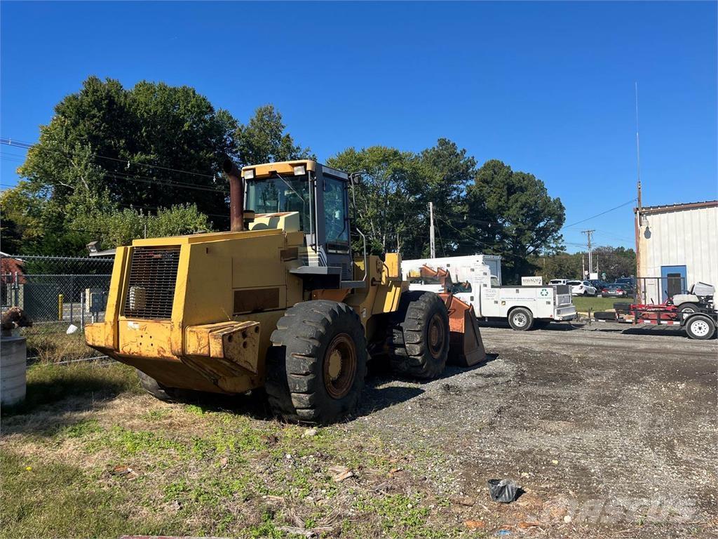 CASE 821C Incarcator pe pneuri