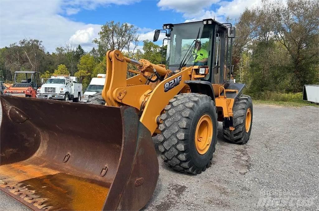 CASE 821F Incarcator pe pneuri