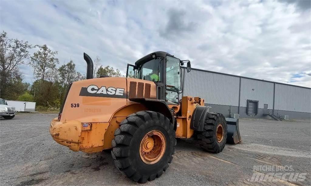 CASE 821F Incarcator pe pneuri