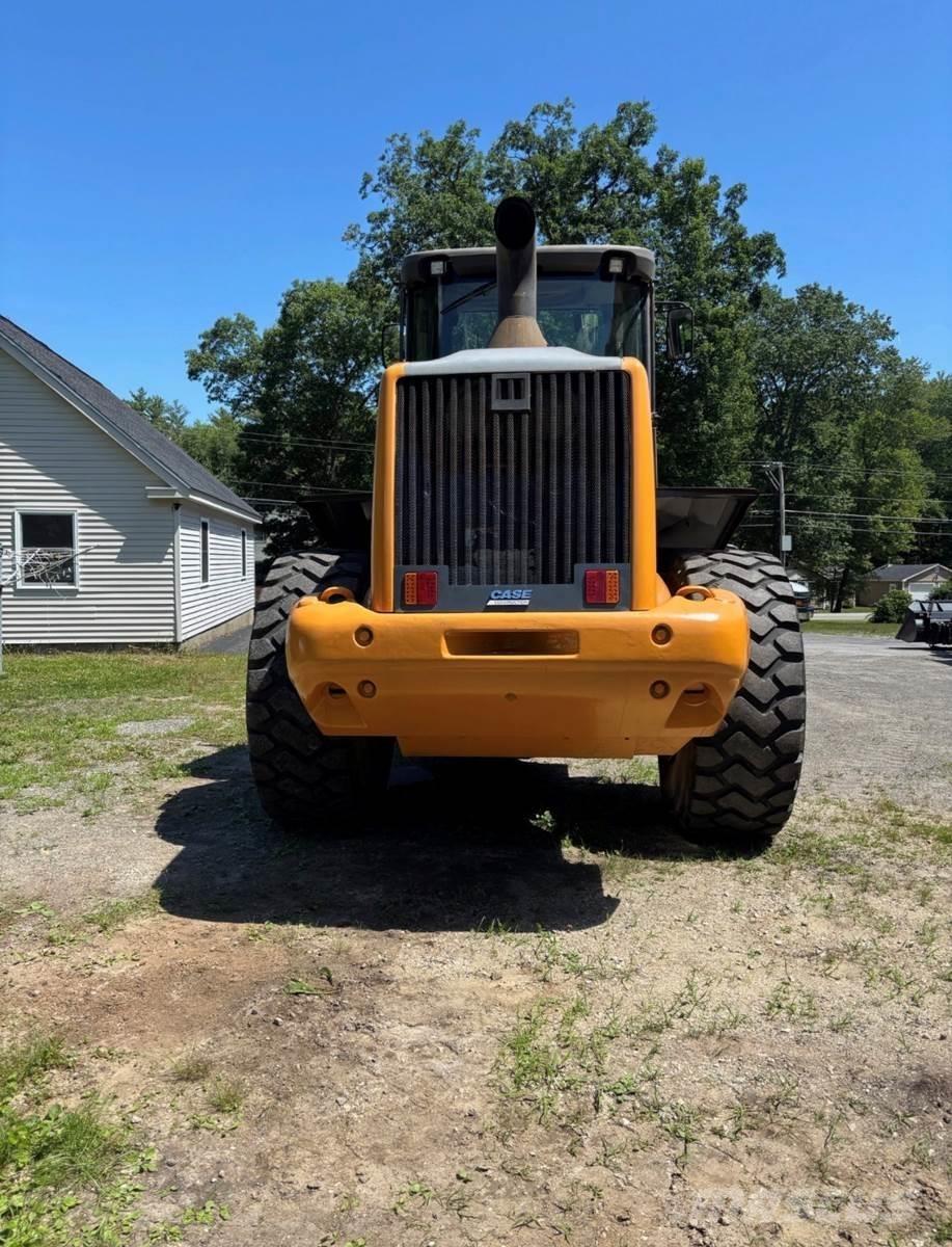 CASE 821F Incarcator pe pneuri
