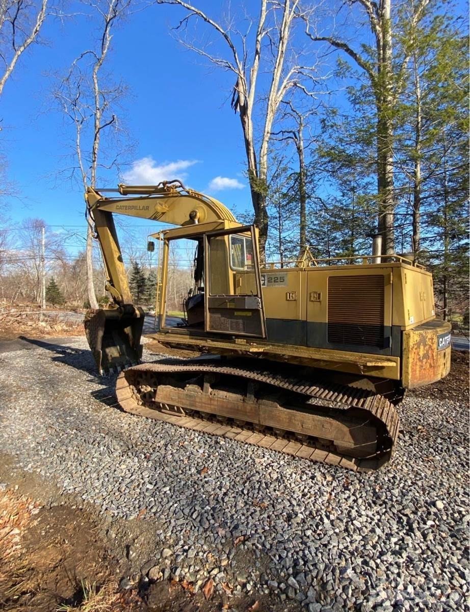 CAT 225 Excavatoare pe șenile
