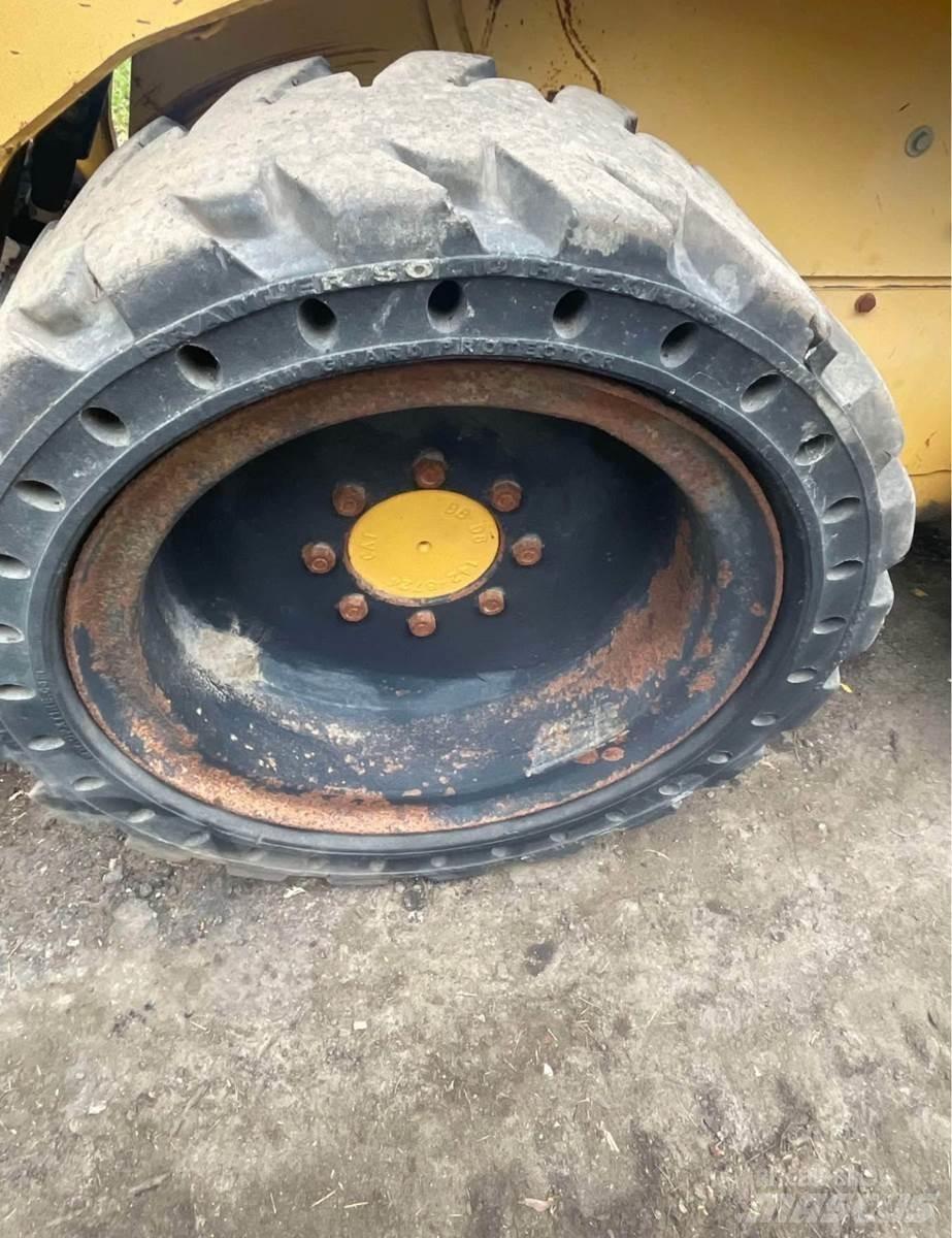 CAT 242 Mini incarcator