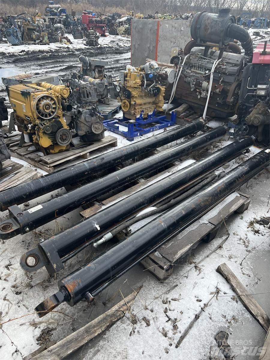 CAT 740B Piese si echipamente pentru macara