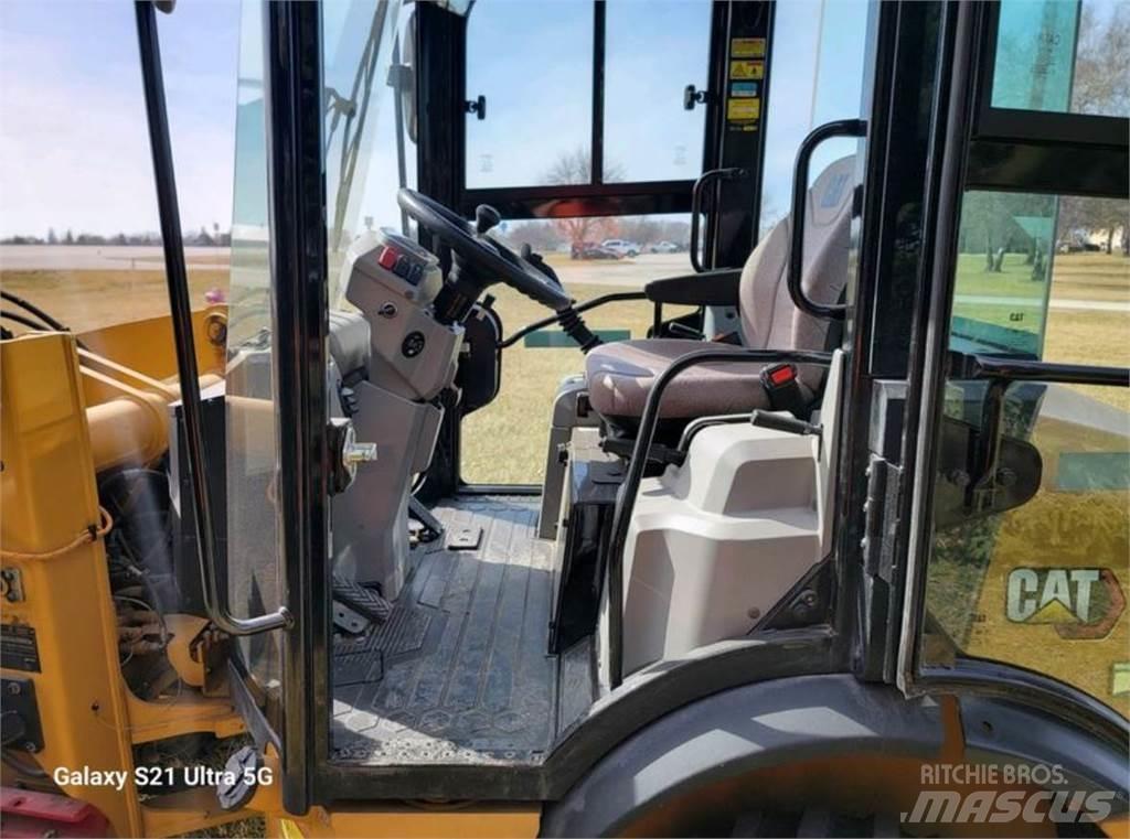 CAT 903D Incarcator pe pneuri