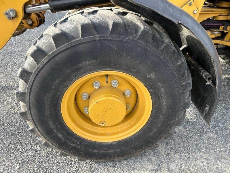 CAT 906M Incarcator pe pneuri