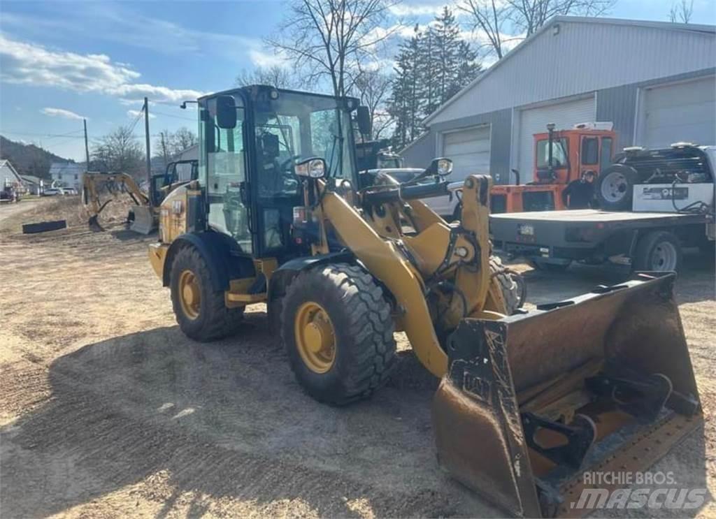 CAT 906M Incarcator pe pneuri