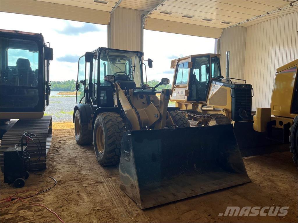 CAT 908M Incarcator pe pneuri
