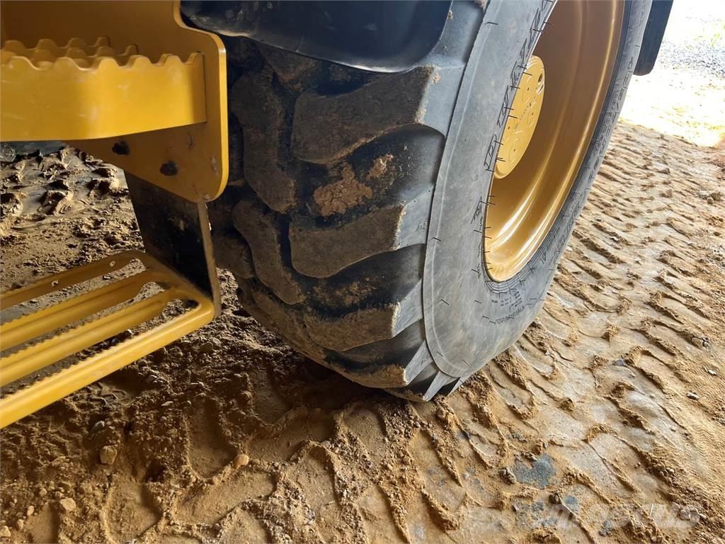 CAT 908M Incarcator pe pneuri