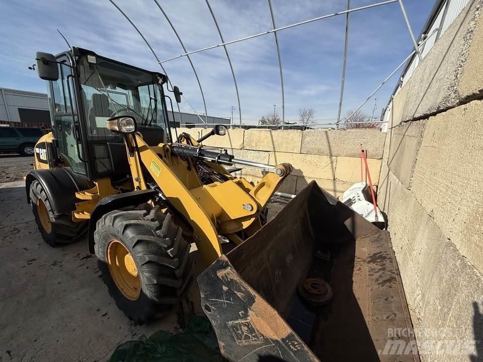 CAT 908M Incarcator pe pneuri