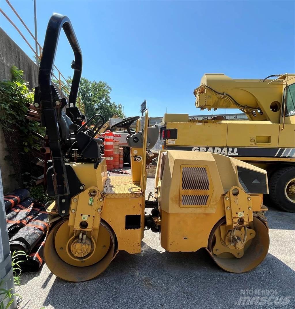 CAT CB22 Compactoare monocilindrice