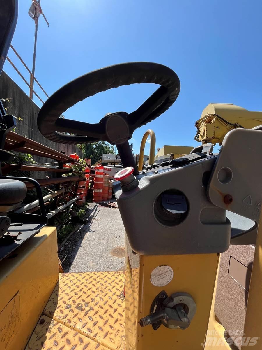 CAT CB22 Compactoare monocilindrice