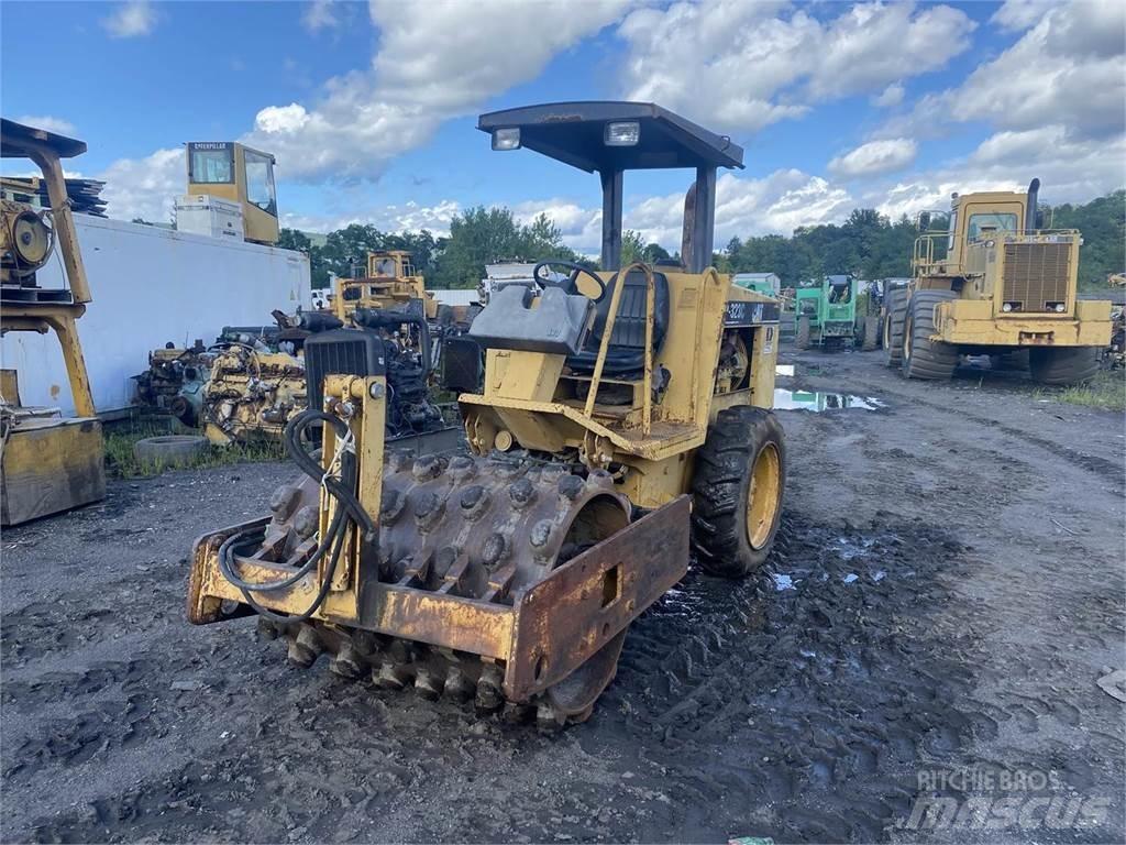 CAT CP323C Compactoare sol