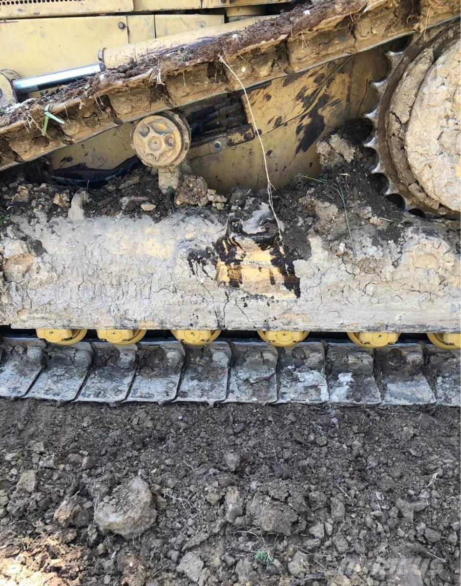 CAT D5M Buldozere pe senile