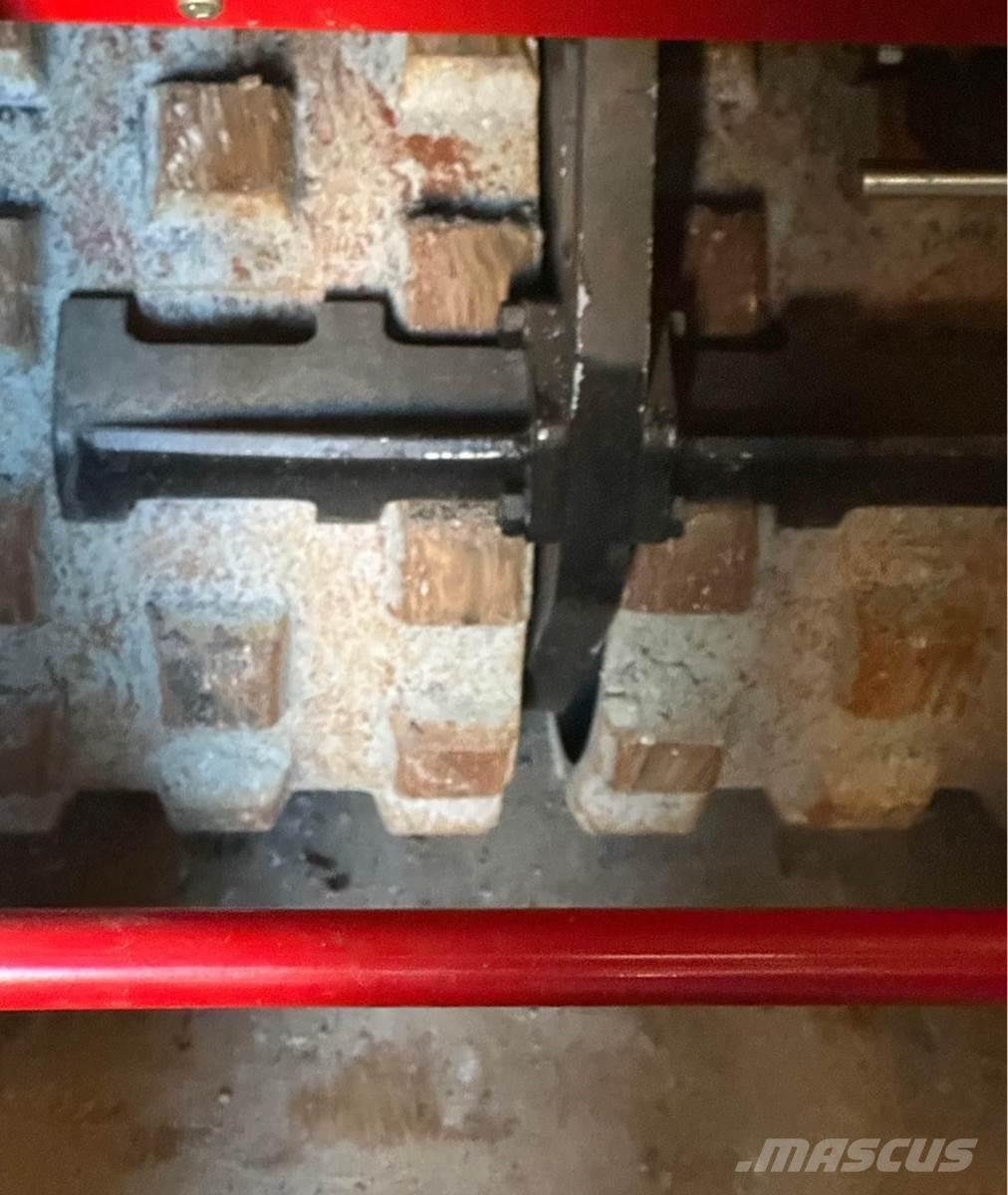  CP TR630 Cilindri compactori tractabili cu vibratii