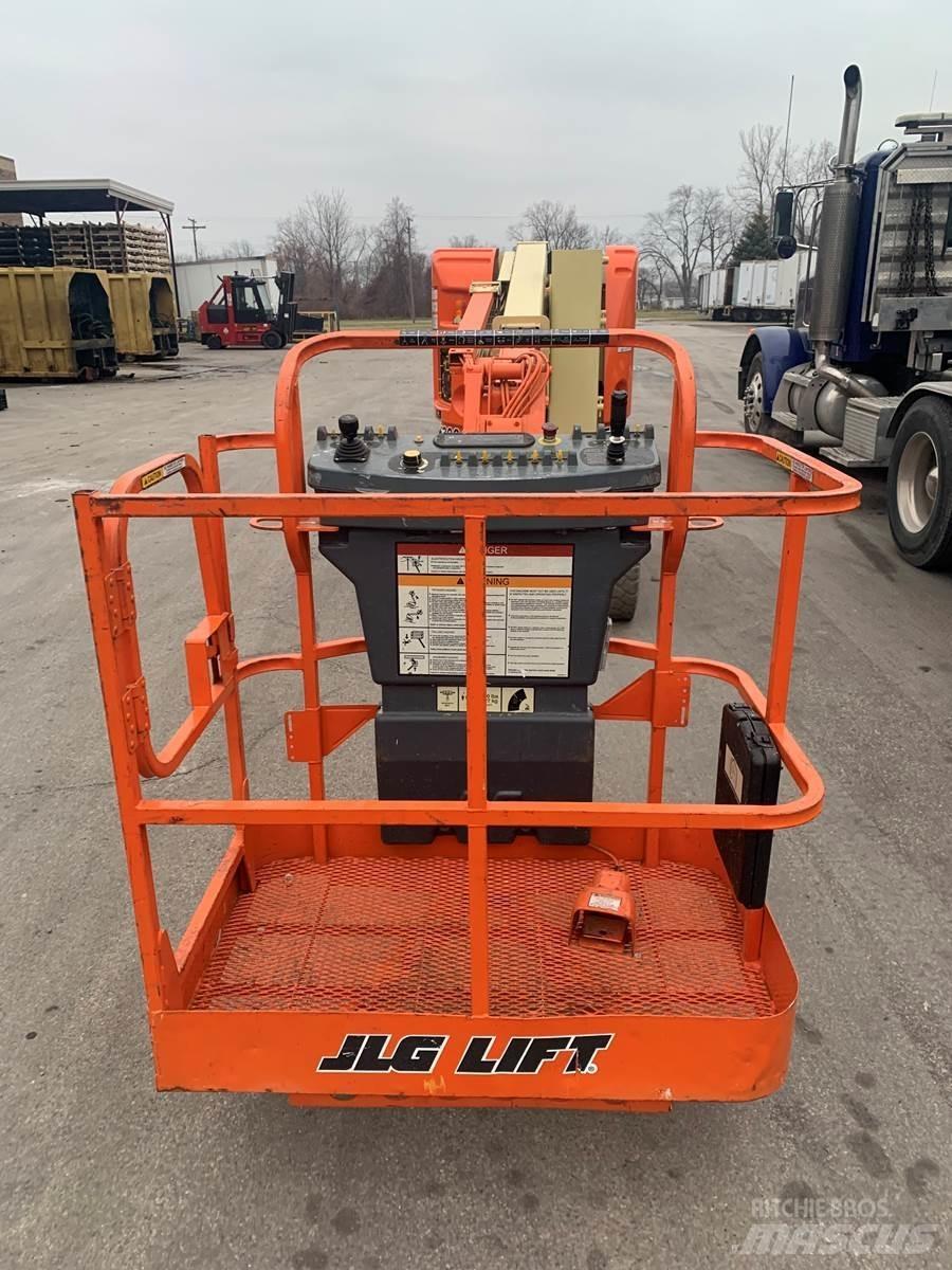 JLG E300AJ Ascensoare verticale catarg