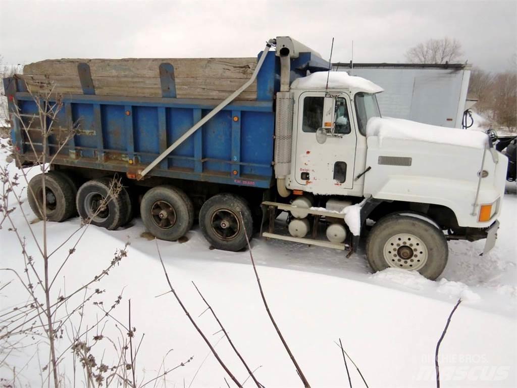 Mack CL613 Autobasculanta