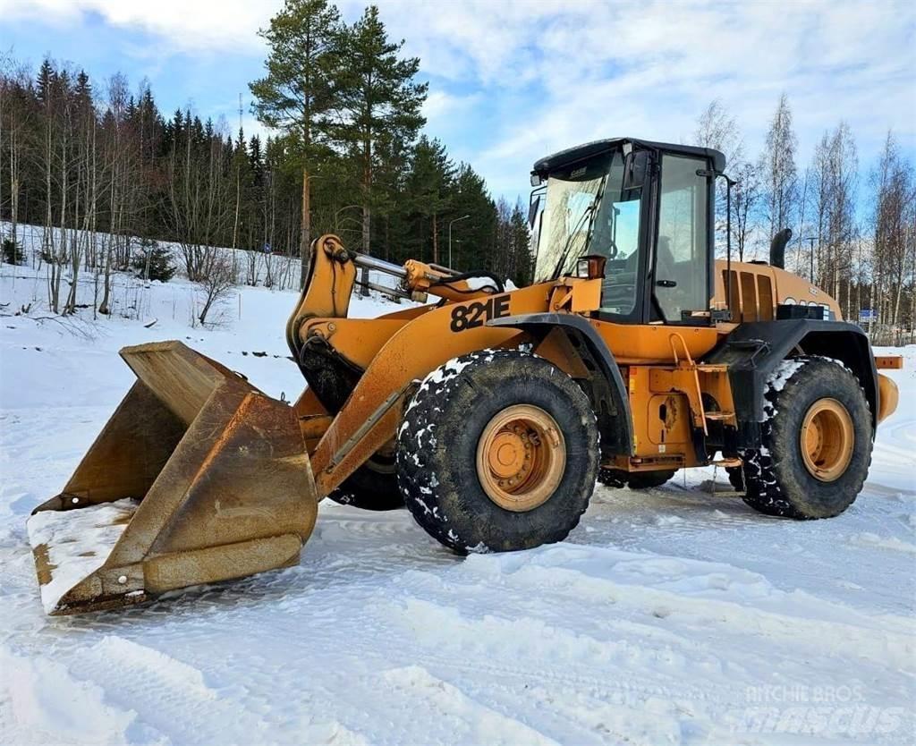 CASE 821E Incarcator pe pneuri