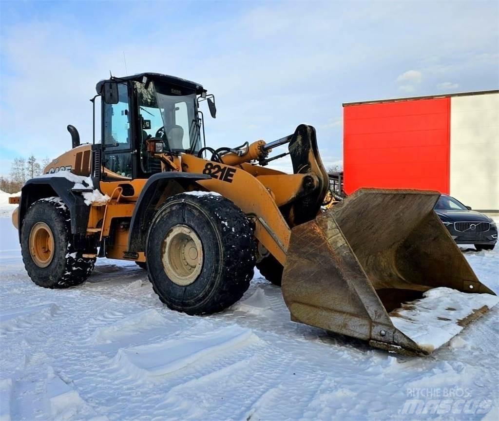 CASE 821E Incarcator pe pneuri